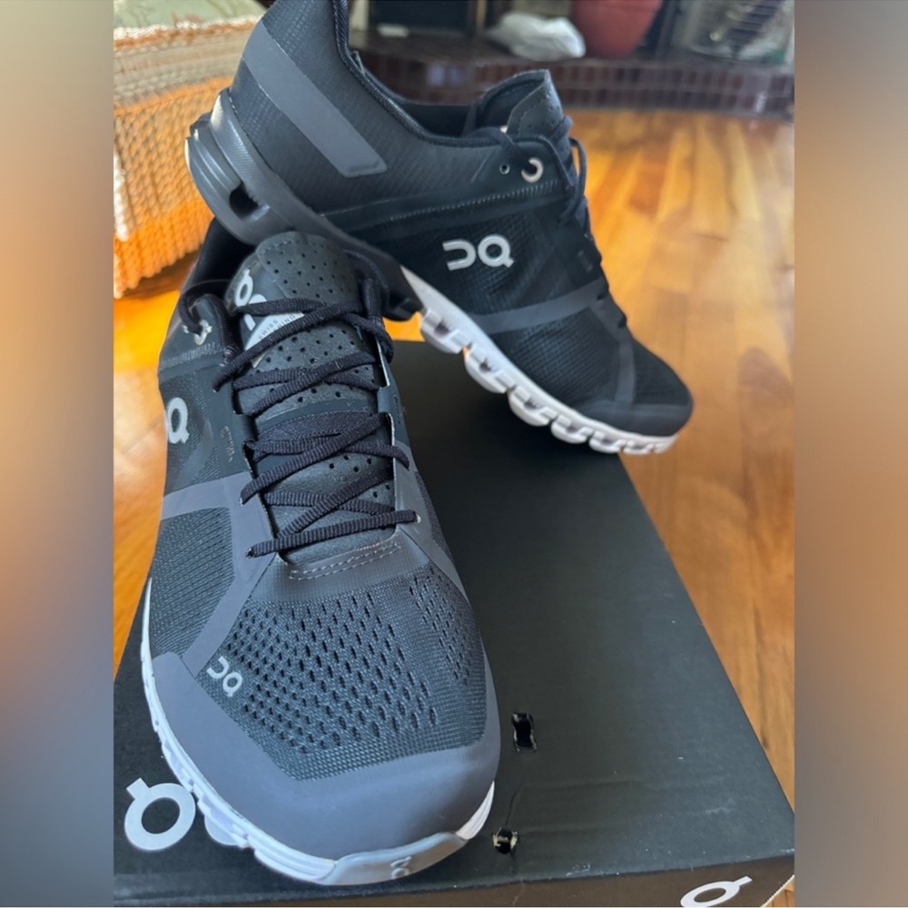 Oncloud brand new size 9 running shoes NWT